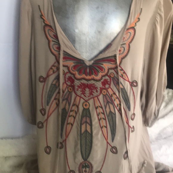 “W.D.N N.Y” Embroidered Ladies Blouse. - Picture 4 of 8